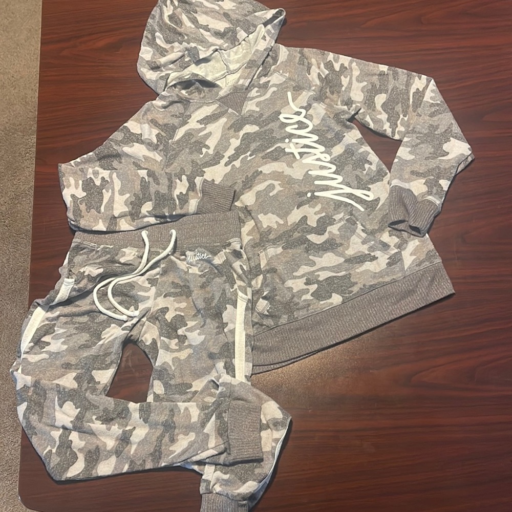 Gently used girls Justice joggers suit. Tops is size 10 and bottoms are size 8.